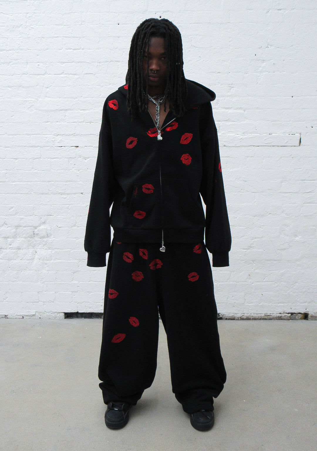 TEASE RHINESTONE KISS OVERSIZED SWEATPANTS BLACK